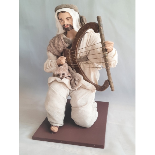 figurka pasterza klęczącego z cytrą do szopki betlejemskiej